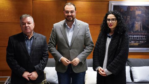 El presidente del Principado de Asturias, Adri�n Barb�n (c), acompa�ada por la viceconsejera de Cultura, Vanessa Guti�rrez, recibe al presidente de la Academia de la Llingua Asturiana, Xos� Ant�n Gonz�lez Ria�o