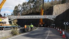 Inicio de la colocaci�n de la pasarela peatonal en O Milladoiro