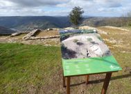 Un dos novos paneis situados xunto aos restos de estruturas construtivas desenterradas no castro 