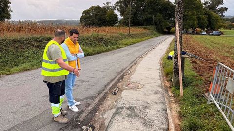 El alcalde de Oroso, �lex Doval, visit� los trabajos de la senda peatonal