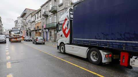 Turismos, veh�culos pesados y quitanieves conviven en por la N-525 en el tramo que atraviesa Xinzo de Limia