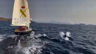 Una orca se acerca a un velero al norte de las islas Ces