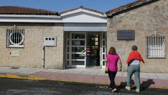 Imaxe da entrada do centro de sa�de de Catoira