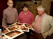 Los cabaneses José Muíño, Carlos Allo y Perfecto Vázquez, con las láminas .