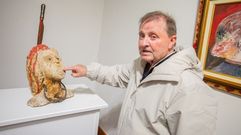 Joaqu�n Moldes, con una de las piezas que esculpi�, en la que incluy� un cuchillo de matar los cerdos.