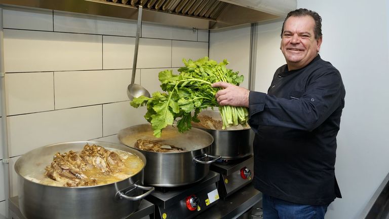 Victor V&aacute;zquez, due&ntilde;o de Casa Matilde, preparando su famoso cocido en el local de Atocha Alta