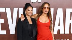 Bela Bajaria, directora de contenidos de Netflix, con Jennifer Lopez en un estreno.