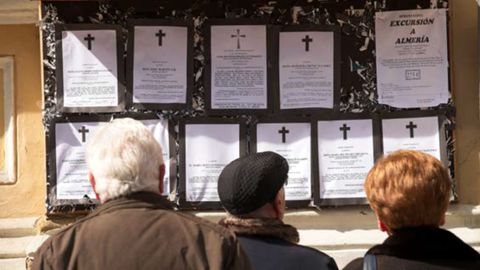 Tablón con esquelas y el anuncio de una excursión en Mieres