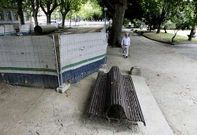 Las vallas que acotan los trabajos del saneamiento inhabilitan parcialmente el Cant�n. 