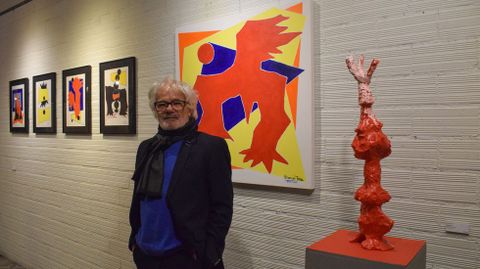 Manuel Teira junto a los cuadros y la escultura perteneciente a la nueva colecci�n