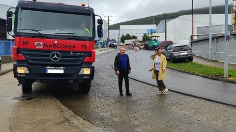 José Carlos Vidal, alcalde de A Pobra, y Patricia Lojo, concejala de Obras, en el polígono de A Tomada