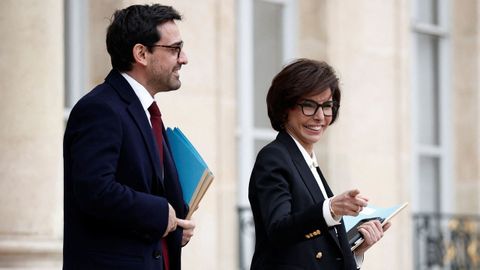 La ministra de Cultura francesa, Rachida Dati, y el titular de Exteriores, Stphane Sjourn,  a su salid del primer Consejo de Ministros en el Elseo.