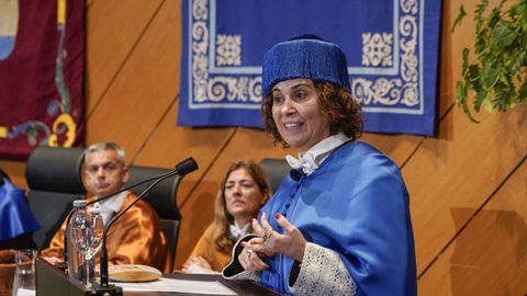 Begoña Vila, a la izquierda, durante la celebración del acto en el campus de Ourense.