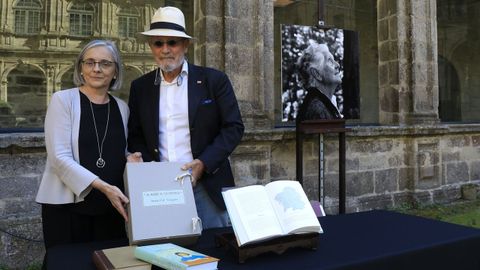 Antn Beiras, fillo de Anta Cal, entregou a Concha Losada dous libros da mestra.