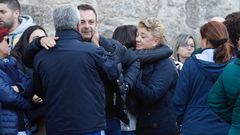 Tristeza y dolor en Pontecesures. La familia de Alberto Chaves recibi� el cari�o de cientos de sus vecinos en la concentraci�n para condenar el atentado que sesg� sus vidas en Sri Lanka