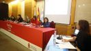 A la derecha, Mara Cuadrado, periodista de La Voz y moderadora del debate en Viveiro