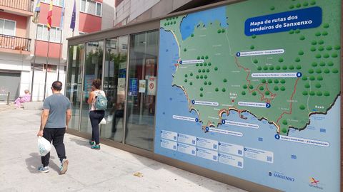 Mapa con las rutas de senderismo y c�digos QR en el Concello de Sanxenxo