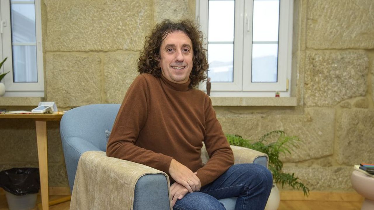 Roberto Antón, psicólogo: «Los hombres hablamos de chorradas cuando estamos juntos, pero no nos preguntamos cómo estamos»