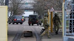 Soldados rusos a la entrada de la central nuclear de Zaporiyia