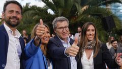 El presidente del PP, Alberto Núñez Feijóo (2d), acompañado por la candidata al Parlamento Europeo, Susana Solís (i) y el líder de los populares asturianos, Álvaro Queipo, durante el acto electoral que los populares celebran hoy viernes en Gijón