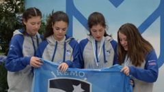 Zhanna, a la derecha, con sus compa�eras del Club de Remo de Ribadeo