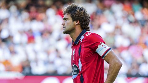 El jugador del Celta Marcos Alonso, durante el partido frente al Valencia en Mestalla.