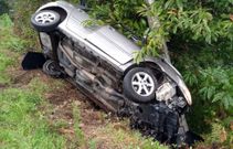 Coche volcado en Cruces