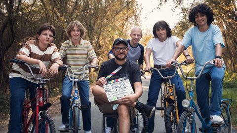 Dani de la Torre junto a los cinco jvenes protagonistas durante la grabacin.