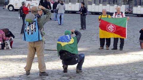 Peregrinos extranjeros en la plaza del Obradoiro.