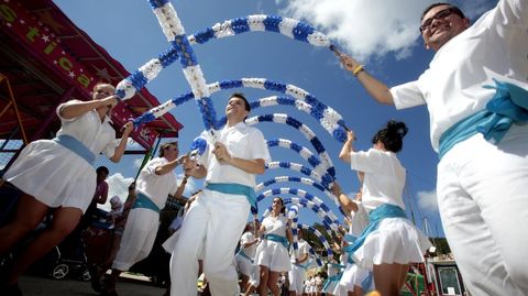 Danza de arcos en Camelle, hace ya más de un decenio