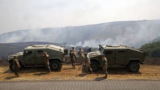 Militares de la Brilat colaboran en las labores de extincin vigilando un monte en A Gudia