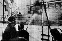 Los bomberos, echando agua sobre el �Asseburg�