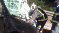 Estado en el que qued� uno de los veh�culos siniestrados en el accidente provocado por un kamikaze en la Y