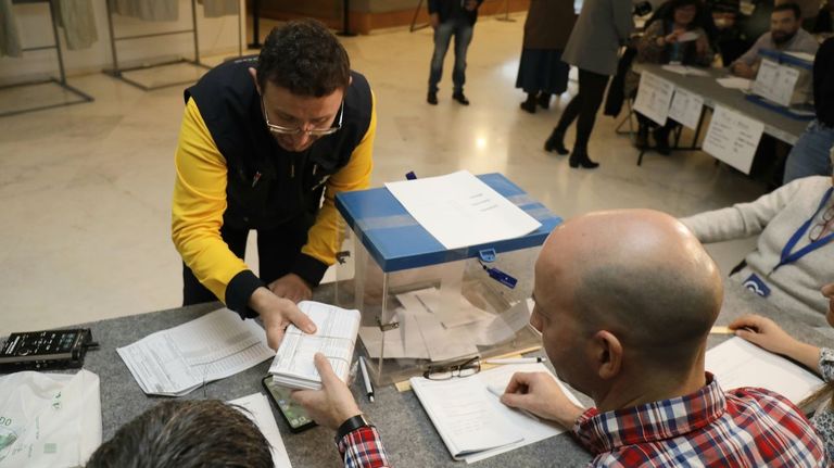 Un cartero entregando el voto por correo