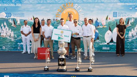 La tripulaci�n del Bribon recoge su premio de campe�n de la clase Xacobeo 6 Metros de la XI Regata Rey Juan Carlos I.