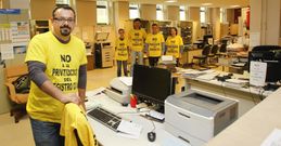 Pablo Nieves, el adjunto a la portavoc�a de este colectivo, con trabajadores del Registro Civil. 