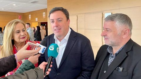 Valentn Gonzlez Formoso, en el centro, acompaado de la presidenta de la Diputacin de Pontevedra, Carmela Silva, y el alcalde de Silleda y candidato a la reeleccin, Manuel Cua