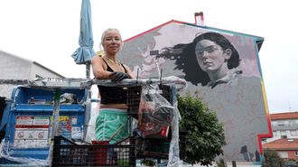 Lula Goce, durante la realizaci�n del mural en Rianxo