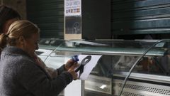 Tras el crimen, los puestos de la plaza se llenaron de lazos negros en memoria de Antonio Costa