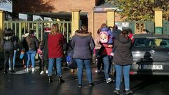 Un grupo de madres aguardan la salida de sus hijos, d�as antes de la aplicaci�n del nuevo horario