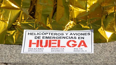 Tripulantes de aeronaves de emergencias desplegaron ante el Congreso este 12 de noviembre mantas trmicas, trajes y pancartas con sus reivindicaciones a las empresas Avincis y Pegasus