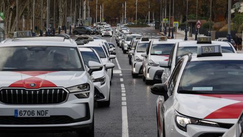 Por la Avenida de Samil se sucedieron las filas de taxistas