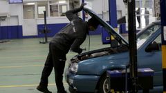 Un inspector examina un veh�culo en la estaci�n de ITV de Esp�ritu Santo, en Sada