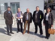 Miembros del Ayuntamiento y de los afectados al entrar en la reuni�n