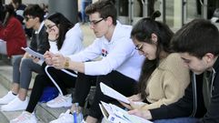 Los alumnos -estos en la facultad de Empresariales de  Lugo- repasan hasta el �ltimo minuto para garantizarse el mejor resultado
