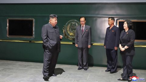 Kim Jong-Un, junto a su tren privado, en el que se ha trasladado a China