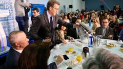 Feijoo se re�ne con simpatizantes del PP en un desayuno en la estaci�n mar�tima