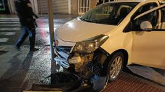 El conductor huido choc� contra mobiliario urbano y contra el bajo de un edificio