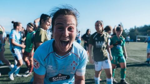 La jugadora de As Celtas Sara �lvarez, �Mu�i�, celebrando un triunfo en A Madroa.