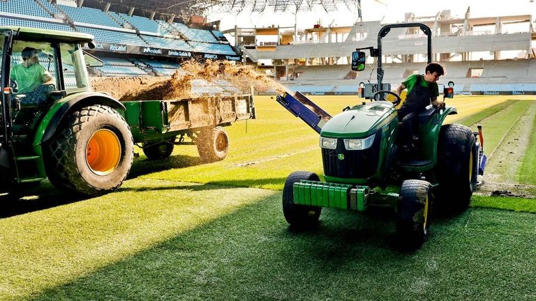 El Celta inicia los trabajos para el cambio del c�sped de Bala�dos
